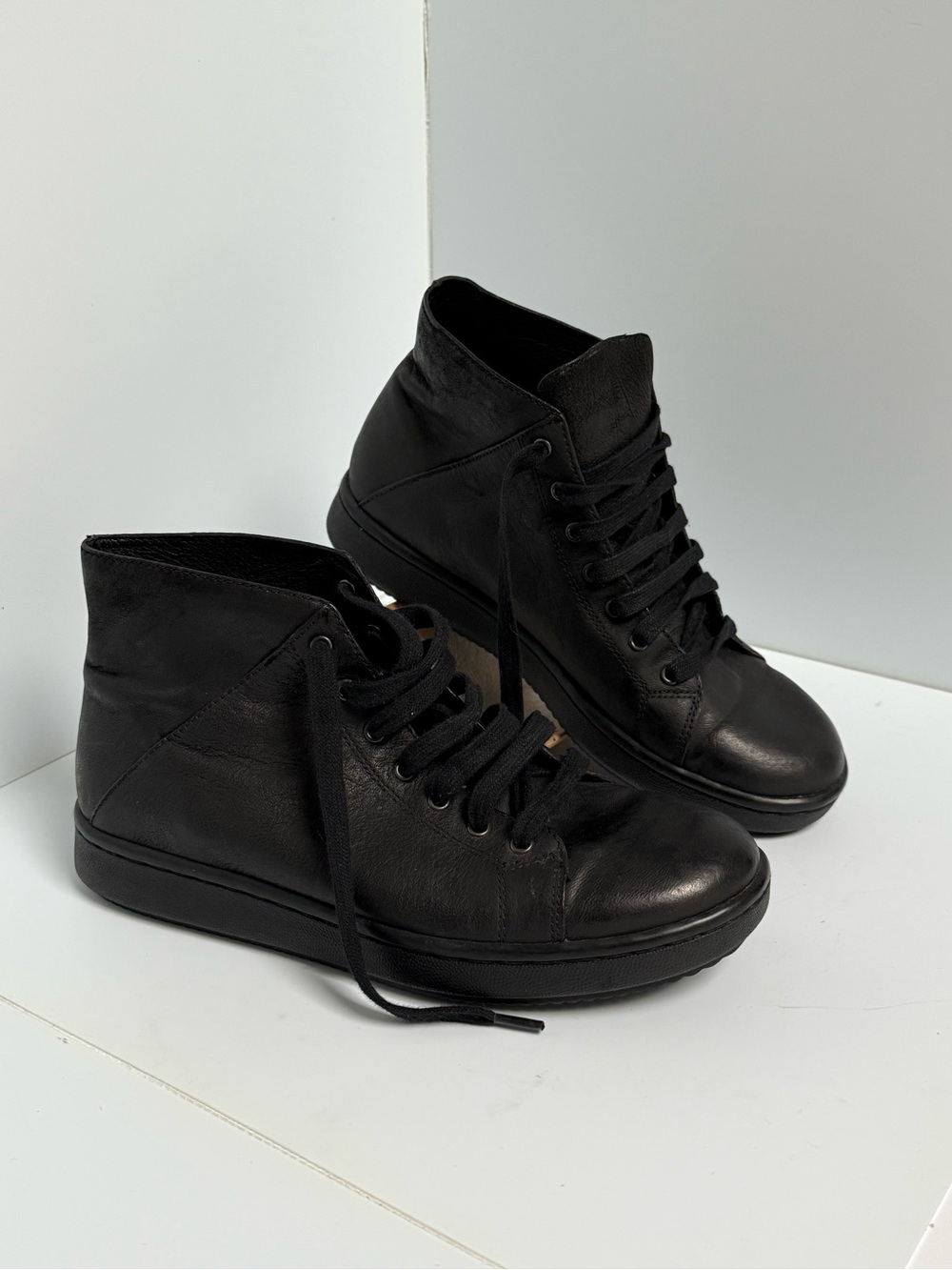 Eileen Fisher Black Leather High Top Sneakers 7.5 Lace Up Minimalist Comfort